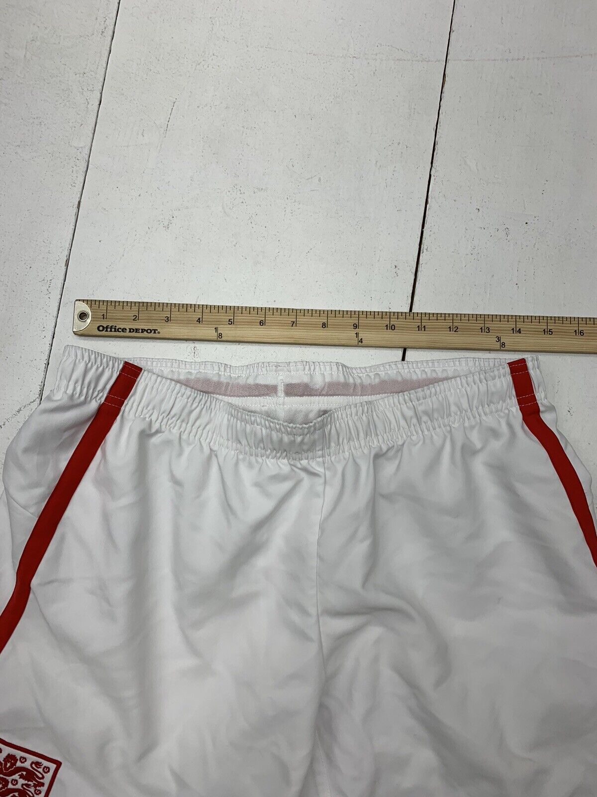 Umbro Womens White Red Athletic Shorts Size Medium - beyond exchange